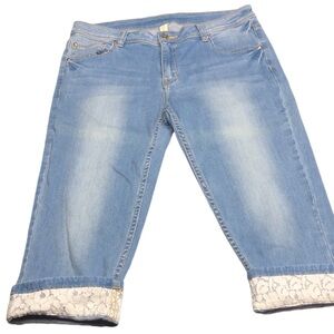 LIKE NEW YISHION LIGHTWASH LACE CUFF DENIM CAPRIS 14/32x17 ⭐️